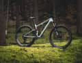 The BIKE test to see how the new Specialized Epic Evo with 130 millimetres of travel at the front and 120 millimetres at the rear fares against the strong trail bike competition. Is the 9000 euro Pro version a real fun machine on the trail or just a beefed-up race bike?