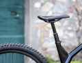 The short seat tube and the 170 mm One Up telescopic seat post provide plenty of freedom of movement.