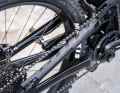The solid rubber protectors on the seat stays and chainstays ensure silent trail fun.