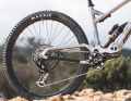 The developers placed the linkage of the supported single-pivot rear triangle below the shock, which enables a very low centre of gravity. However, the unique kinematics are not the only feature that sets the Crossworx apart from the majority of other mountain bikes.