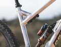 A traditional bottle cage mount on the down tube is not possible due to the positioning of the shock. Not so bad: thanks to the Fidlock magnet system, the bottle is also held under the top tube.