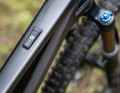 The degree to which the K.I.S. steering assistant centres the front wheel can be influenced via the spring preload. To do this, you have to loosen the screw on the top tube.