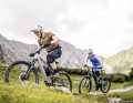 Tritt man mit hoher Frequenz, liefert der Performance SX kurzzeitig richtig viel Leistung. In Sachen Drehmoment ist der Unterschied zu einem 85-Nm-Motor wie im Light-Bike von Giant (hinten) aber dramatisch spürbar. Bei langsamem Tritt kommt nur wenig Schub vom SX.