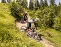 E-enduro bikes can only go straight ahead? Not at all. Both rivals show that good enduro e-bikes can also be fast around tight corners.