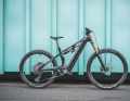The Stereo Hybrid One77 is probably the most powerful downhill E-MTB that Cube has ever built. It comes with 170 millimetres of suspension travel and wheels in a mullet setup.