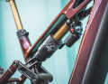 The horizontal shock under the top tube shows at first glance: This is a new bike on the road. The rear delivers 170 millimetres.