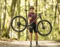 Neu im Bike Ahead-Programm ist ein Hardtail-Rahmen unter eigenem Label – mit 795 Gramm in Größe M einer der leichtesten auf dem Markt. Dieser wird zu 50 Prozent (Laminieren, Backen) bei Carbon Team in Portugal und zu 50 Prozent (Finish) in Veitshöchheim gefertigt. Wir konnten das einzigartige Hartail bereits gegen drei weitere, superleichte Race-Bikes testen. Spoiler alert: Bike Ahead hat gewonnen!