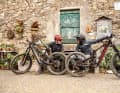 Wer baut das beste, günstige E-Enduro? Propain und Merida treten zum Duell an.