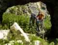 Teilweise durchbricht der Weg auch die Felsen.