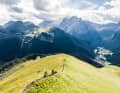 Der Col Rodella über den Dächern von Canazei im Trentino.