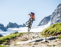 Davos selbst liegt auf 1560 Metern Höhe. Von hier aus ist es also nicht mehr weit bis ins Hochgebirge, wo Luft und Wege von Haus aus dünner werden.