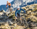 Klassisches Trailbike-Terrain: Auf kurvigen Strecken mit nicht allzu hohem technischen Anspruch fühlen sich die meisten Kandidaten am wohlsten (Radon im Vordergrund).