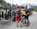 Goldseeweg "even more extreme": The super trail classic presents a few extras from the Swiss side. Extra number 1: You don't have to book a shuttle, but can simply hop on the Postbus. This will take you over the Umbrail Pass to the Stelvio Pass without any traffic jams.