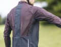 Wind-permeable material at the sides, under the sleeves and in the centre of the back keeps you cool