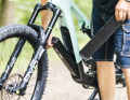 TOP: Wechsel-Akkus Die Batterien von Focus, Bulls und Conway sind schnell und einfach wechselbar. Bei Light-E ‐MTBs die Ausnahme. Ein Muss, wenn der Akku nicht im Bike geladen werden kann, und super, um die Reichweite mit einem zweiten Energieträger aufzudoppeln.