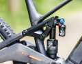 The suspension travel can be shortened from 160 to 150 and 145 millimetres via the additional holes. This should provide more performance on climbs.