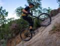 The gravity bike is not built for nasty climbs. However, thanks to its very central position and excellent grip at the rear, it performs remarkably well in this discipline.
