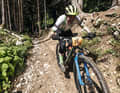 Hartes Gelände und immer Zug auf der Kette: Tester Henri Lesewitz bei der BIKE Transalp.