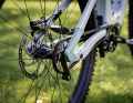 The chain tensioner on the front pulley (chainring) and the snubber at the rear ensure that the belt engages cleanly with the pulleys. This ensures a long service life.