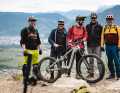 EMTB editor Adrian Kaether (centre) puts the Pinion MGU through its paces with almost twenty different readers. What do they like? And what about more critical topics such as volume, double shifting and range? Nicolas, Uli, Stefan and Marcus (from left), among others, give their assessment.