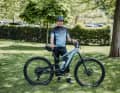 Gerhard Hoi: The fit Carinthian used to ride marathons for 20 years. Gerhard has been riding an e-mountainbike for three years now, but he still describes the increased weight as unfamiliar.  Gerhard was the only one of the four testers to try out the ABS in advance at a festival and is now keen to see how the technology performs in real terrain.