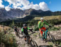 Damit Bikerinnen und Biker entspannt den Berg hinauf und wieder herunterkommen, benötigen sie eine gute Fahrtechnik auf dem MTB.