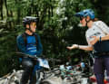 Läuft oder? Für die Profis hält sich der fahrtechnische Anspruch zwar in Grenzen, aber auch Ines Thoma und Jérôme Clementz haben ihren Spaß bei der E-MTB-Challenge.