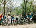 A whole group full of bike legends: World champion Mike Kluge, enduro pros Jérome Clementz and Ines Thoma (centre), riding technique champs Stefan Herrmann and Stefan Schlie (second from the outside), photographer and former downhiller Dennis Stratmann (third from the left) and finale pope Enrico Guala (far right).