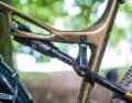 Der Rockshox-Dämpfer wurde mit Stil am Oberrohr platziert. Die Aussparungen sorgen für einen charakteristischen Look und sparen Gewicht.