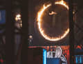 Feuer zieht immer: Adolf Silva fliegt im Superman durch einen brennenden Ring.