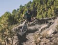 120 Millimeter Federweg und eine neue, abfahrtslastige Geometrie machen das Mondraker Chrono DC Hardtail bereit für die Trails.