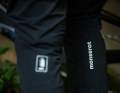 Die Hose ist allgemein minimalistisch und clean gestaltet, auf  der Vorder- und Rückseite sind kleine Druckdetails zu finden.