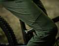 Der Stoff der Trailpants 3 ist recycelt.