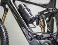 In the Giant Trance E+ Elite, the 400 Wh battery is permanently installed in the down tube. The 200 Wh range extender can optionally be stowed in the bottle cage.