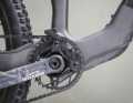 The motor is barely noticeable and disappears completely behind the chainring. Only the elongated motor extension in the down tube reveals to connoisseurs that there is a Fazua motor in the frame.