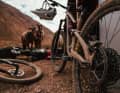 Sram is now launching its Code and Level brakes in the bronze version: for trail and racing use. They now also have the stealth look, with the brake sensor running parallel to the handlebars.
