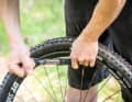 With a mini pump and spare inner tube, the flat tyre is quickly repaired. Be sure to pack it!