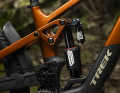 The damper manages 170 millimetres of stroke at the rear.