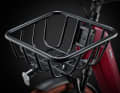 A front basket mounted on the frame, secured to the head tube with a four-point fastening system, can carry up to 15 kg.