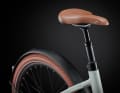 A suspension seatpost and a suspension fork with 63 mm of travel provide suspension on roads and paved paths.