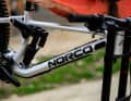The bike label from British Columbia is sure of that. Because the Norco engineers designed the big bike for maximum robustness. Even Brage can't break it.