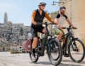 E-Trekkingbikes sind die konsequente Weiterentwicklung des klassischen Tourenrads. Wer die Kaufentscheidung sorgfältig trifft und auf die richtigen Komponenten achtet, bekommt einen Begleiter, der jahrelang zuverlässig funktioniert: auf dem Weg zur Arbeit ebenso wie auf der nächsten großen Radreise.