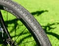 Small central knobs, coarse lugs on the outside: the "narrow" Vittoria on the Argon gave good control offroad, but needs at least three bar onroad.