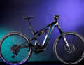 Mit der E-Vertic-Serie will Bianchi im sportlichen E-Mountainbiken Fuß fassen. Das Flagschiff FX-Type Pro kommt mit 160 Millimeter Federweg und auffälliger Formensprache. Für einen tiefen Schwerpunkt wurde der Motor 28 Grad nach oben gedreht.