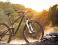 The Bonn-based mail-order company Radon is launching two new, affordable bikes in 2023: the Skeen Trail AL trail bike and the Slide Trail AL all-mountain bike. 