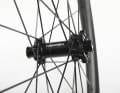 Newmen's own hubs have a 6-hole mount. The straight-pull carbon spokes can be centred and replaced individually for easy maintenance.