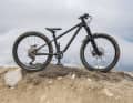 Nize One 24 Black Series: Enduro-Hardtail mit 120 mm Federweg.