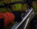 Kabelloses Miniremote am Lenker und System Controller im Oberrohr: die cleane Kombi passt zu sportlichen Light-E-MTBs besonders gut. Der Einlass der Kabel am Steuerrohr ist klassisch und wartungsfreundlich.