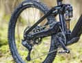 Das Herz des Bikes ist der Hinterbau mit erhöhtem Drehpunkt des Hauptlagers. Die Theorie: Beim Einfedern kann das Hinterrad Hindernissen nach hinten/oben ausweichen und sorgt so für ein satteres Fahrgefühl.