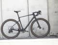 Cube Nuroad C:62 EXC: Carbonpaket aus Rahmen, Cockpit, Sattelstütze und Laufräder, dazu Antrieb und Bremsen der Sram Force AXS E1-Linie. Preis: 3.399 Euro.